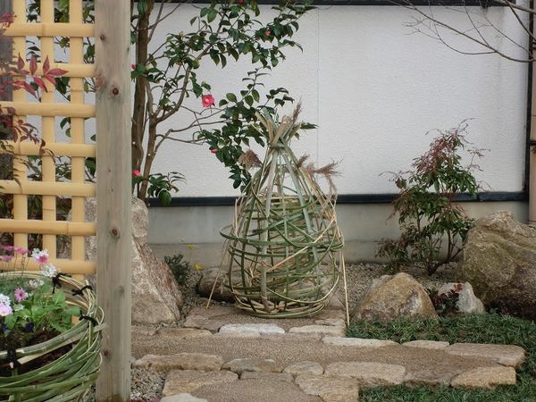余った竹材はオブジェ風に　使い方次第で照明にも、花かごにも